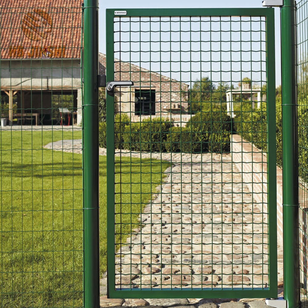 Зелена ограда од металне жичане мреже обложена прахом за башту